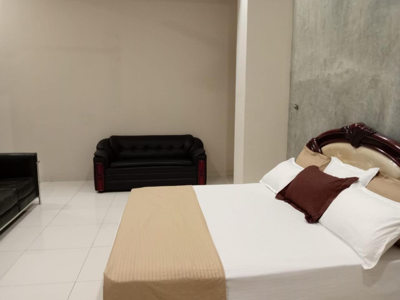 Thalangama Lakeview Lodge バタラムラ エクステリア 写真