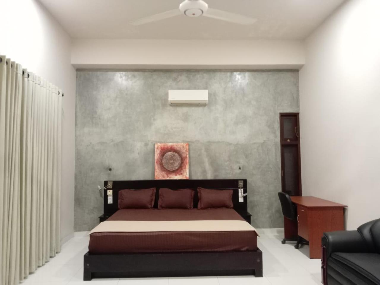 Thalangama Lakeview Lodge バタラムラ エクステリア 写真