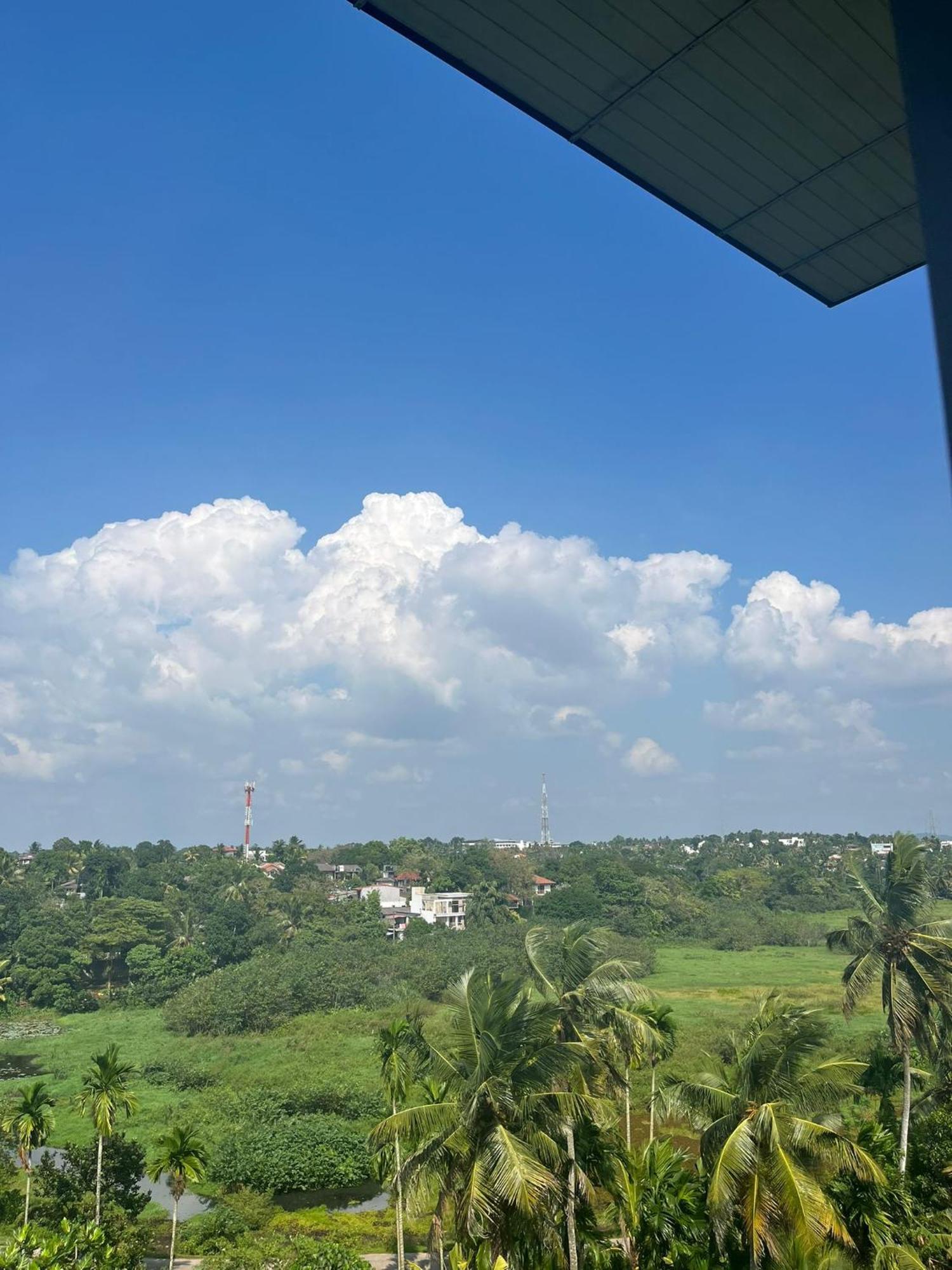 Thalangama Lakeview Lodge バタラムラ エクステリア 写真