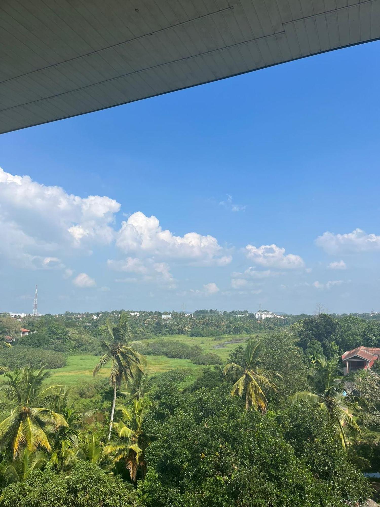 Thalangama Lakeview Lodge バタラムラ エクステリア 写真