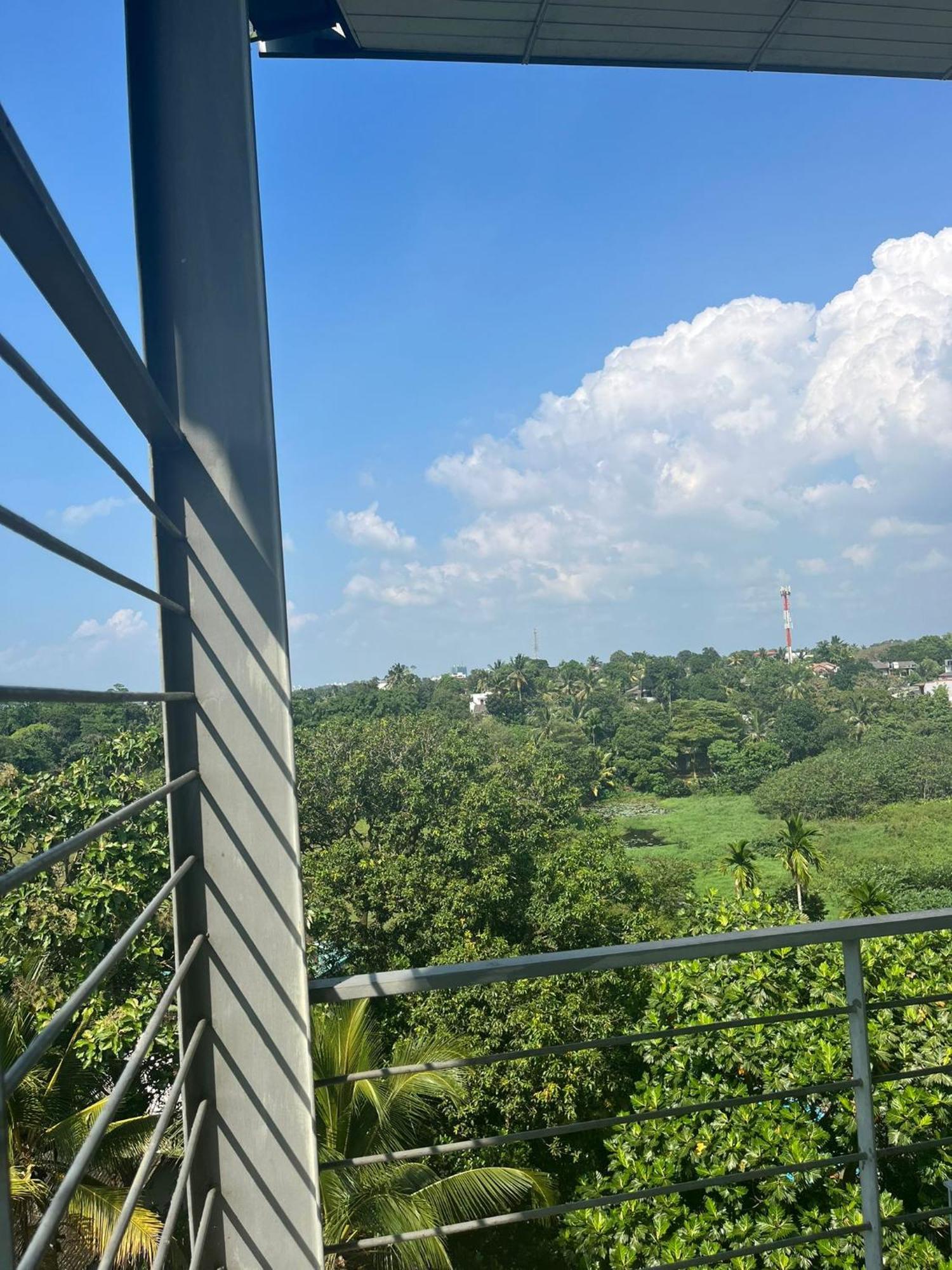 Thalangama Lakeview Lodge バタラムラ エクステリア 写真