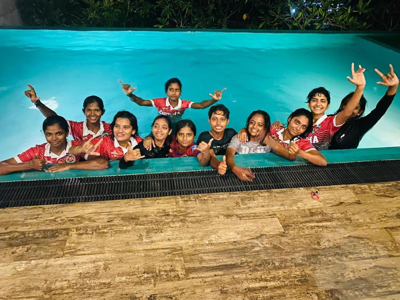 Thalangama Lakeview Lodge バタラムラ エクステリア 写真