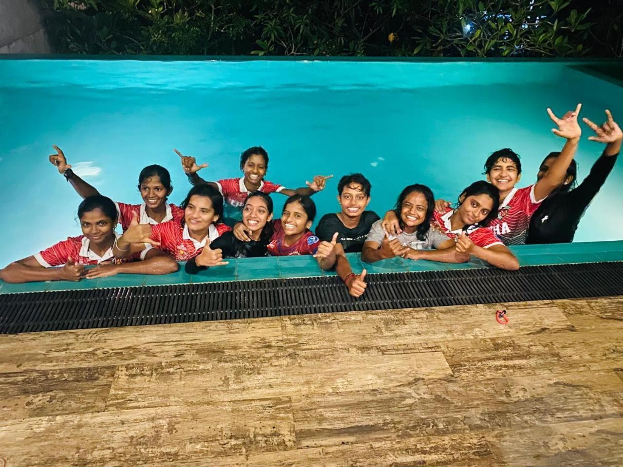 Thalangama Lakeview Lodge バタラムラ エクステリア 写真